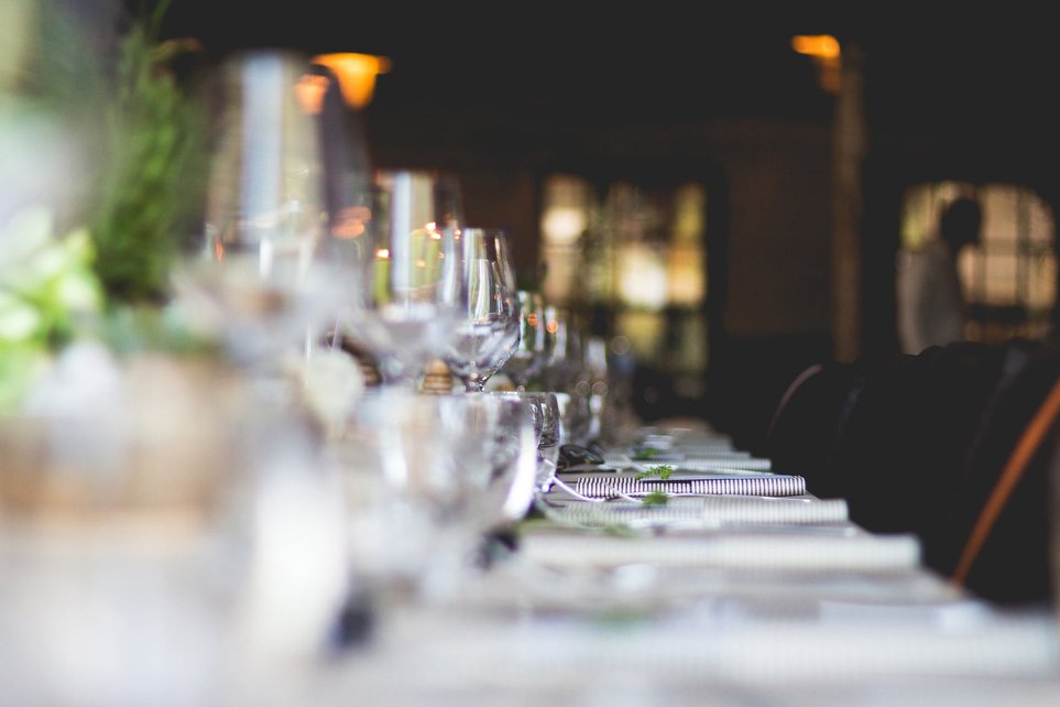 Festlich gedeckter Tisch im Hotel