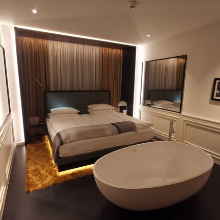 Hotelzimmer mit Badewanne